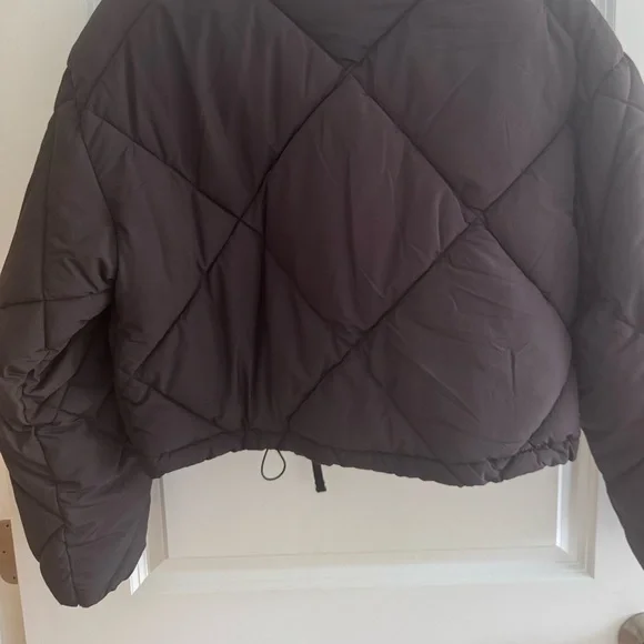 Love Tree Women's Black Cropped Puffer Jacket - Picture 3 of 6